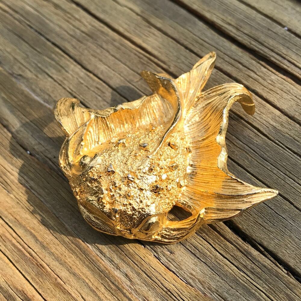 Vintage Dimensional Lucky Koi Gold Tone Textured Fish Pin / Brooch